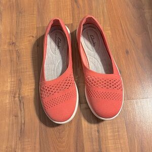 Clarks Cloudsteppers slip on sneakers
Washable   NWOT
Size 7M women’s